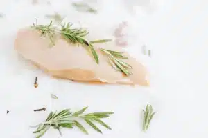 Blanc de poulet au court bouillon : une recette simple et savoureuse